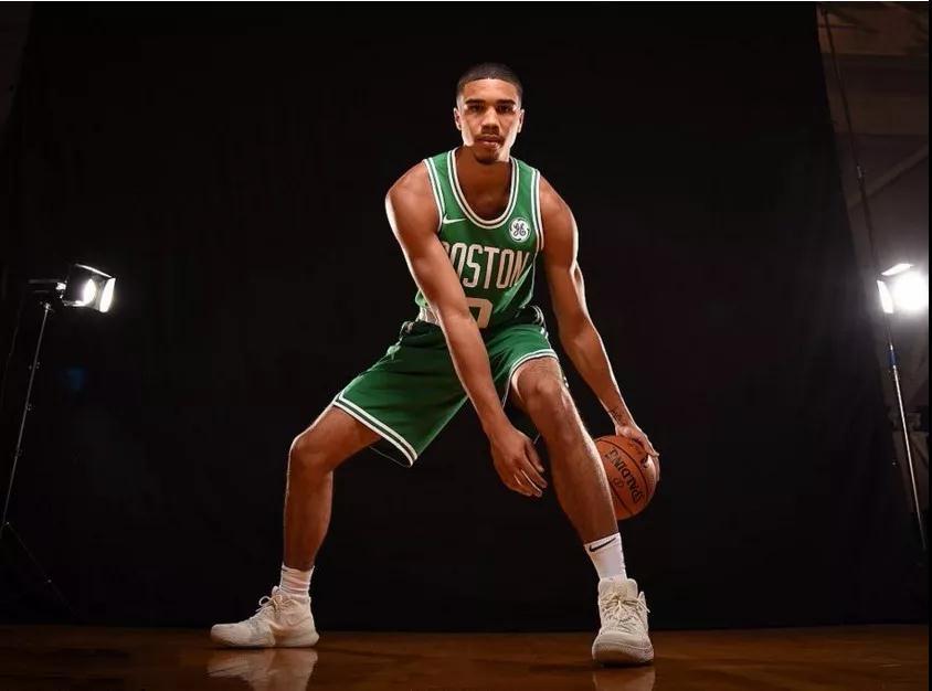 上展现出惊 上展现出惊